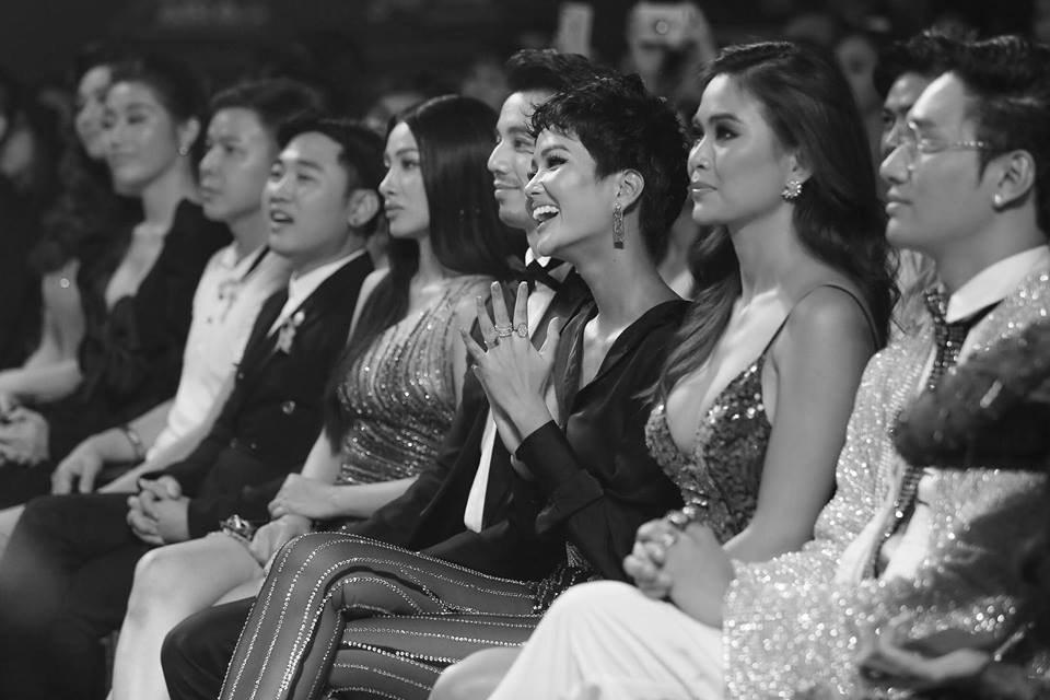 Hoa hậu H'Hen Niê và Á hậu Mâu Thủy thân thiết trong sự kiện trao giải CMG Awards 2018