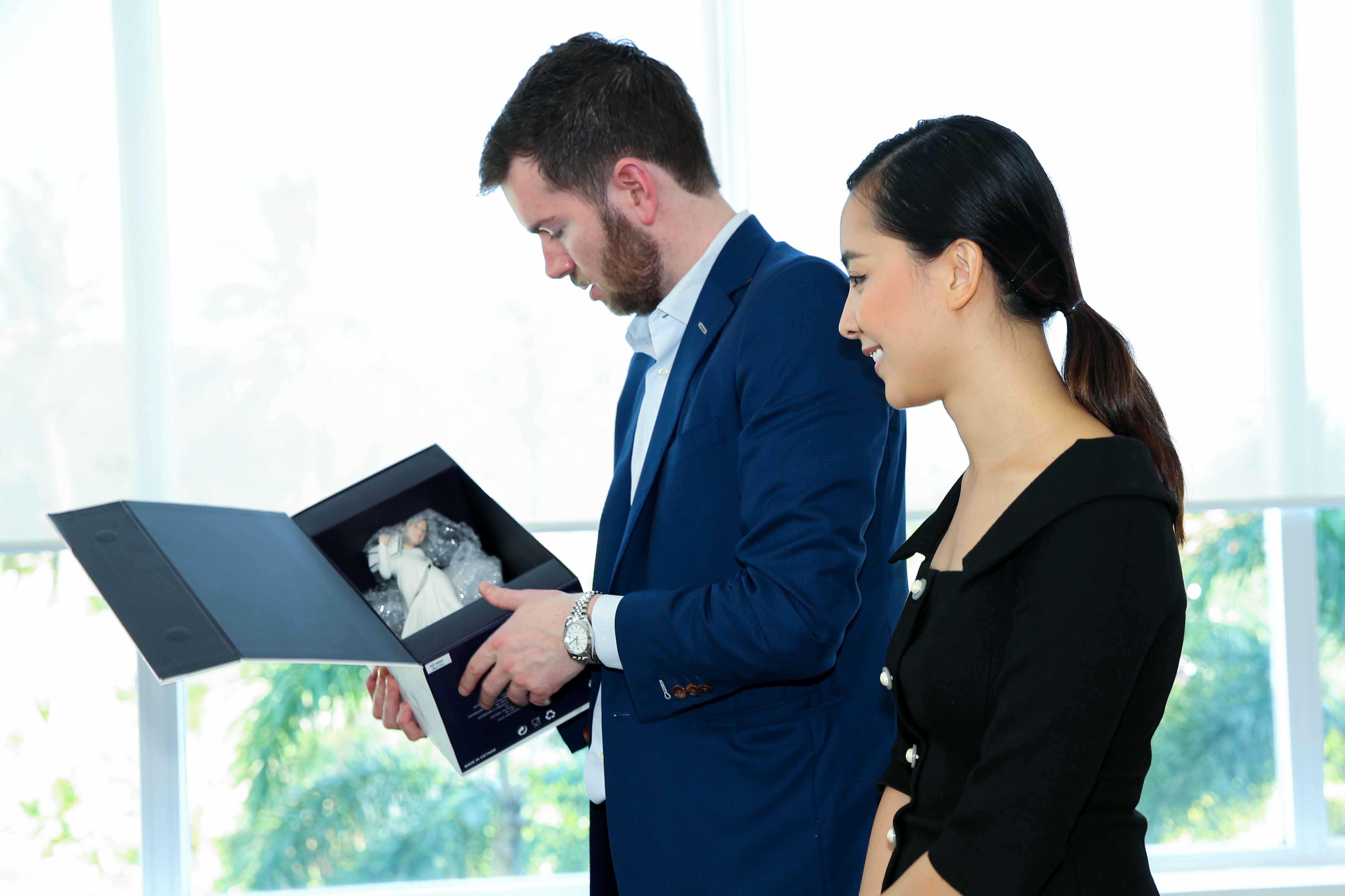 Ban tổ chức Hoa hậu Hoàn vũ Thế giới yêu thích quà tặng từ gốm sứ Minh Long