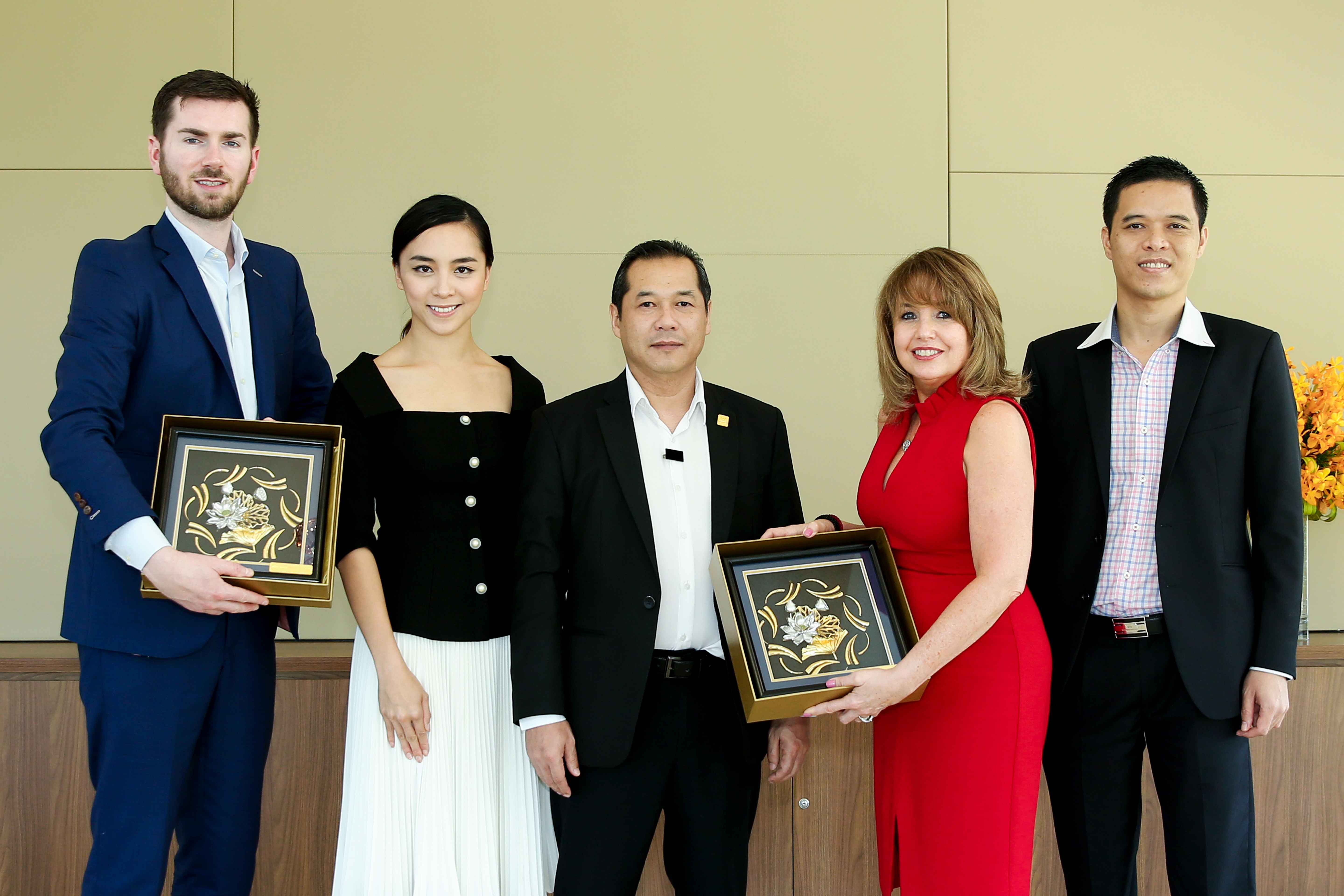 Bức tranh Sen từ thương hiệu trang sức cao cấp PNJ là quà tặng đặc biệt cho chủ tịch Miss Universe