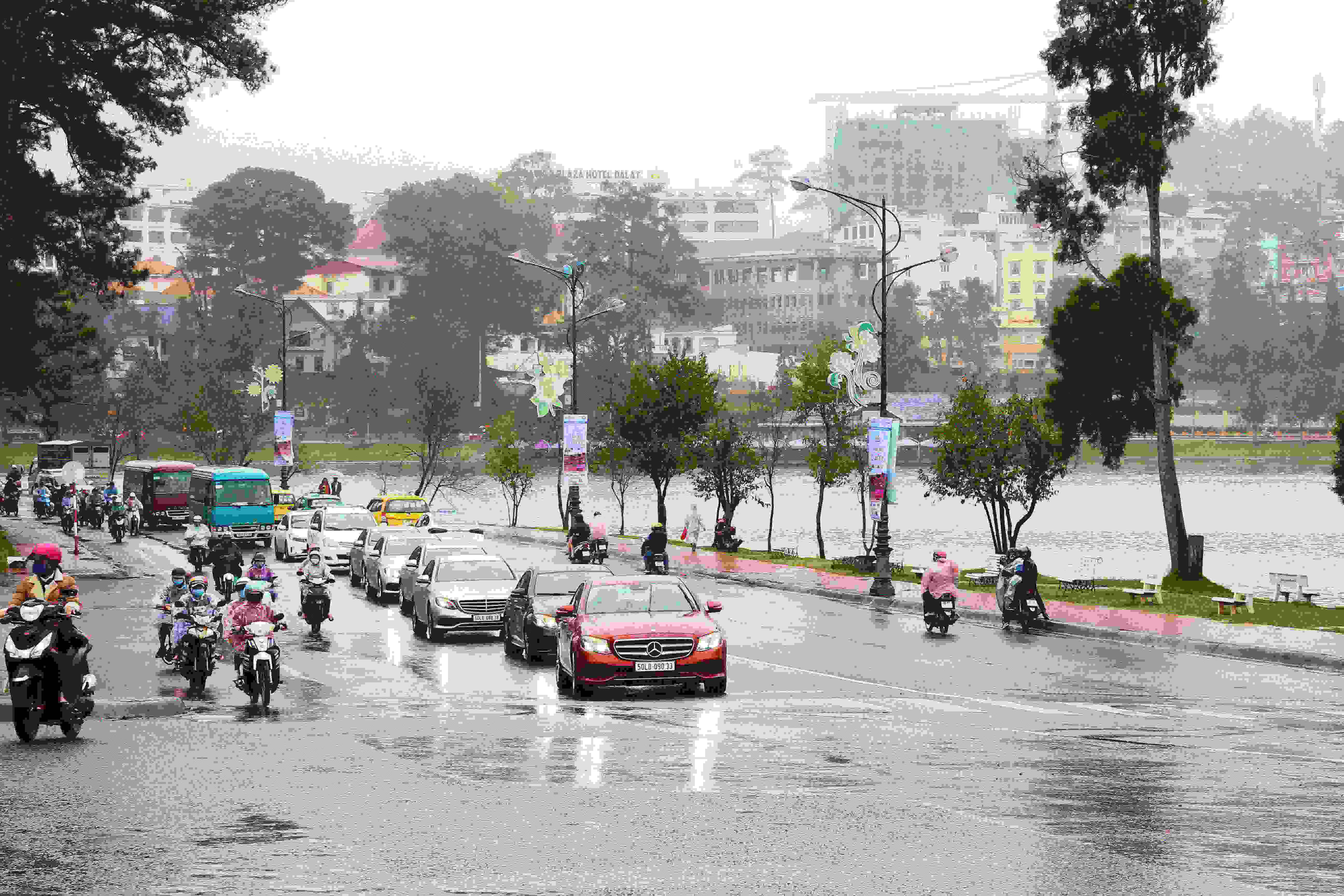 Mercedes đồng hành cùng Hoa hậu Hoàn vũ Việt Nam trên những chuyến đi