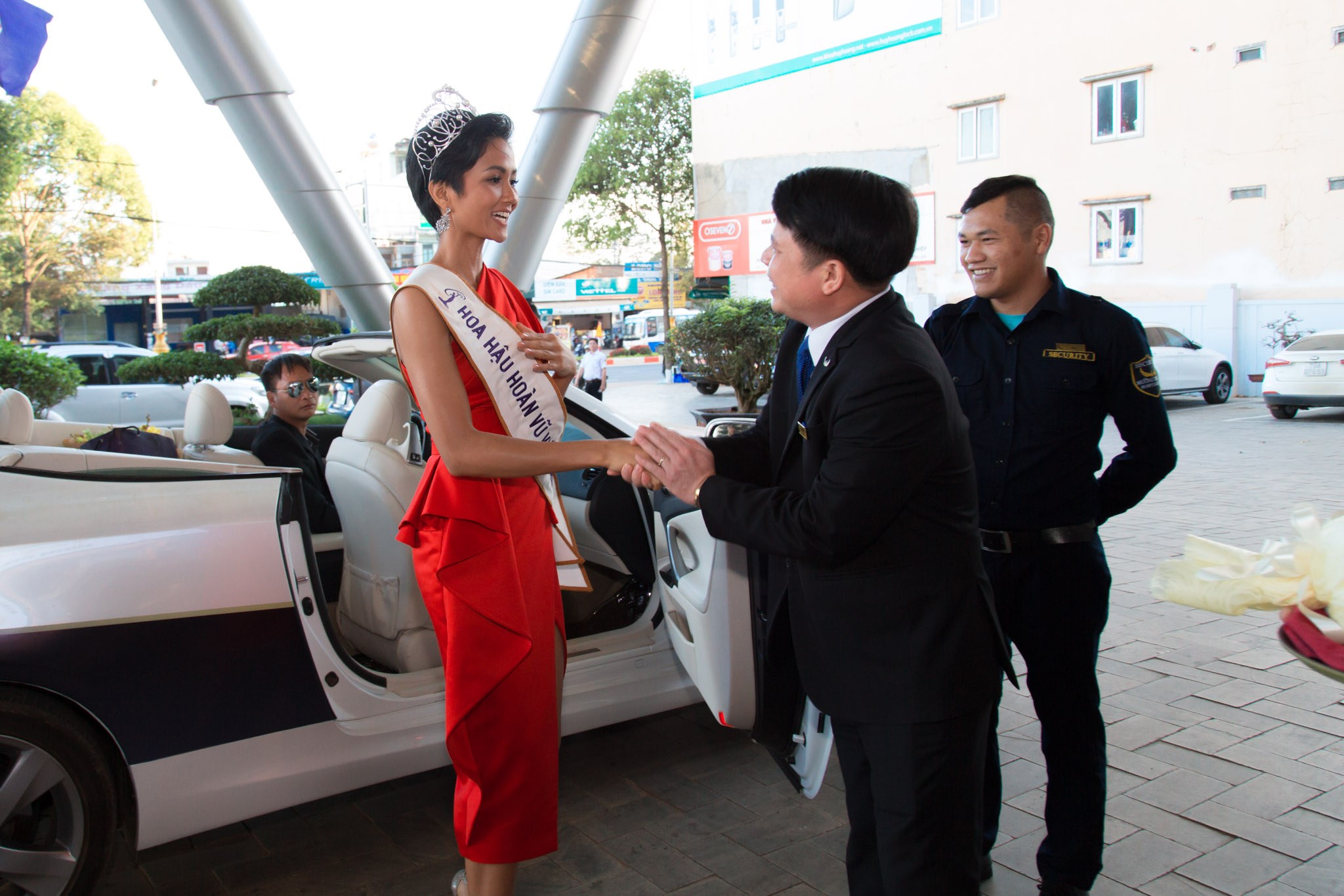 Hoa hậu H'hen Niê đến khách sạn Mường Thanh Luxury Buôn Mê Thuột