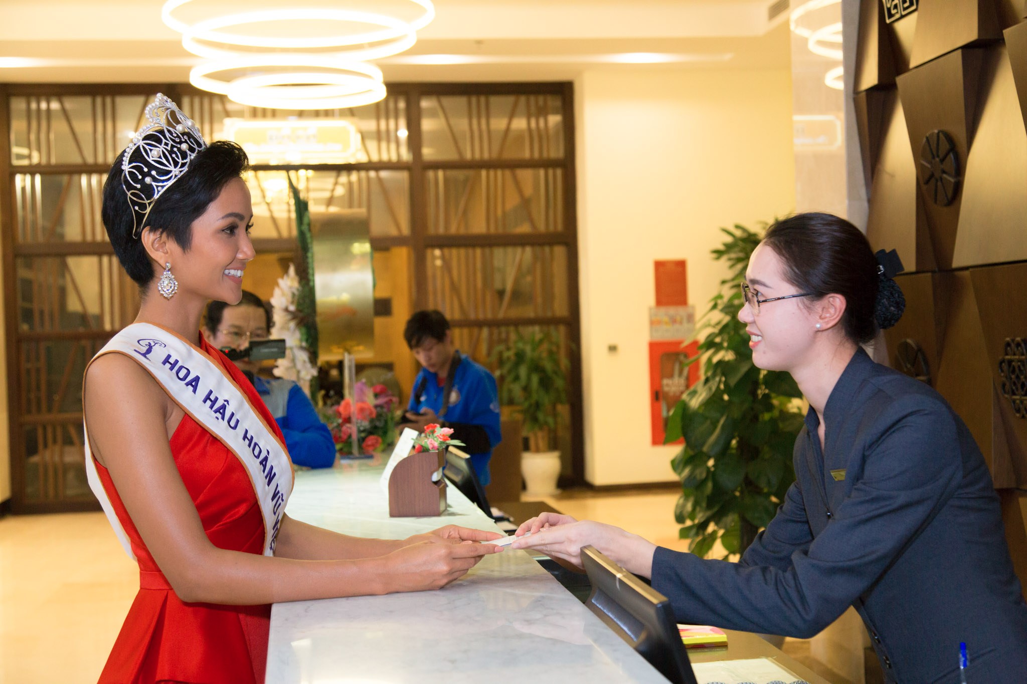 Hoa hậu H'hen Niê đến khách sạn Mường Thanh Luxury Buôn Mê Thuột