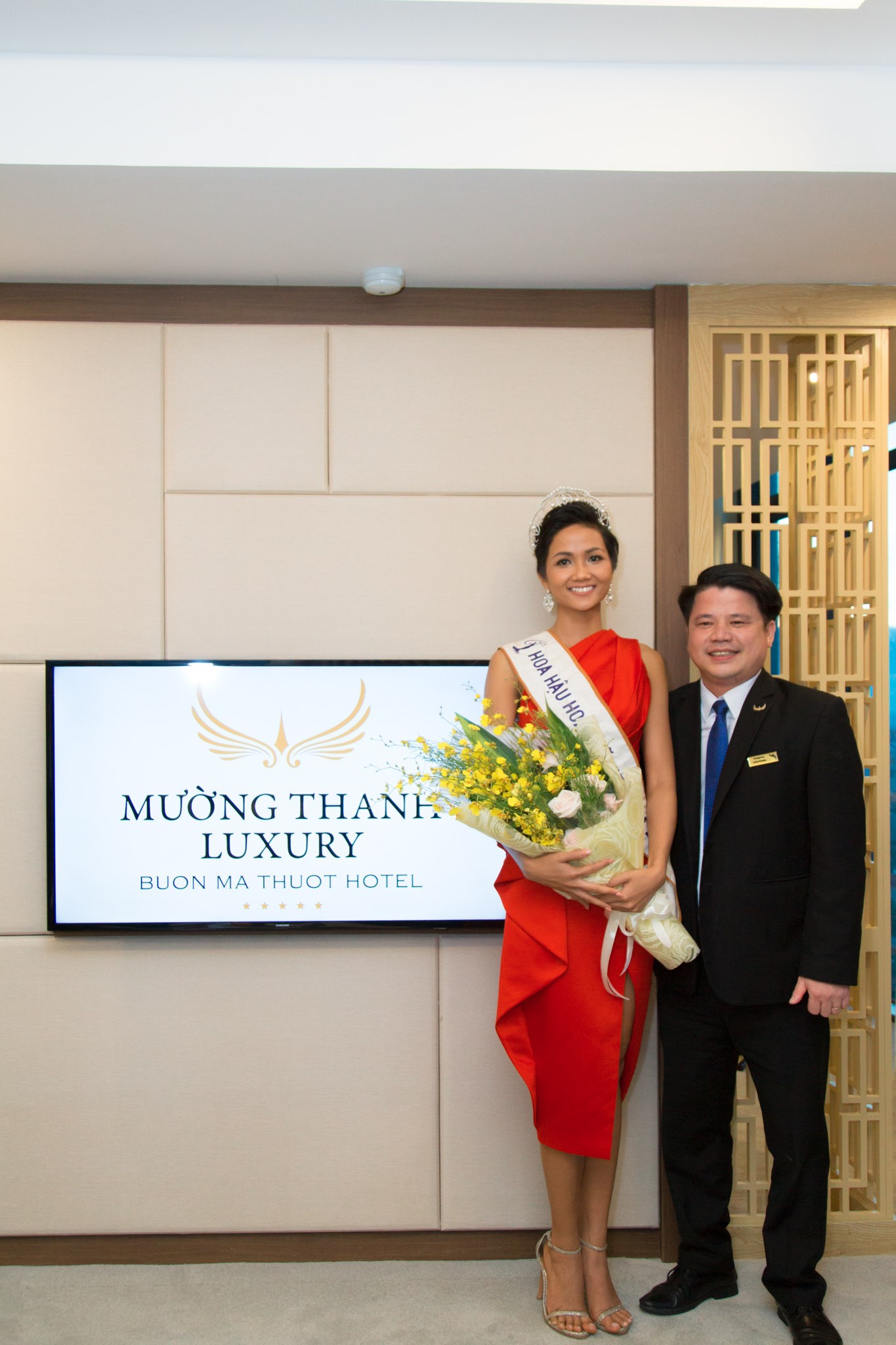 Hoa hậu H'hen Niê đến khách sạn Mường Thanh Luxury Buôn Mê Thuột