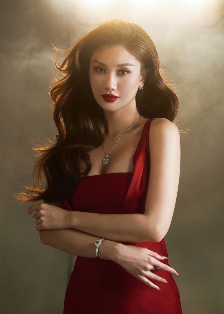 ĐƯƠNG KIM HOA HẬU HOÀN VŨ VIỆT NAM PHƯƠNG LINH VÀ MISS COSMO VIETNAM 2026 ĐỖ CẨM LY ĐÁNH DẤU MỘT NĂM ĐĂNG QUANG BẰNG BỘ ẢNH ĐẶC BIỆT