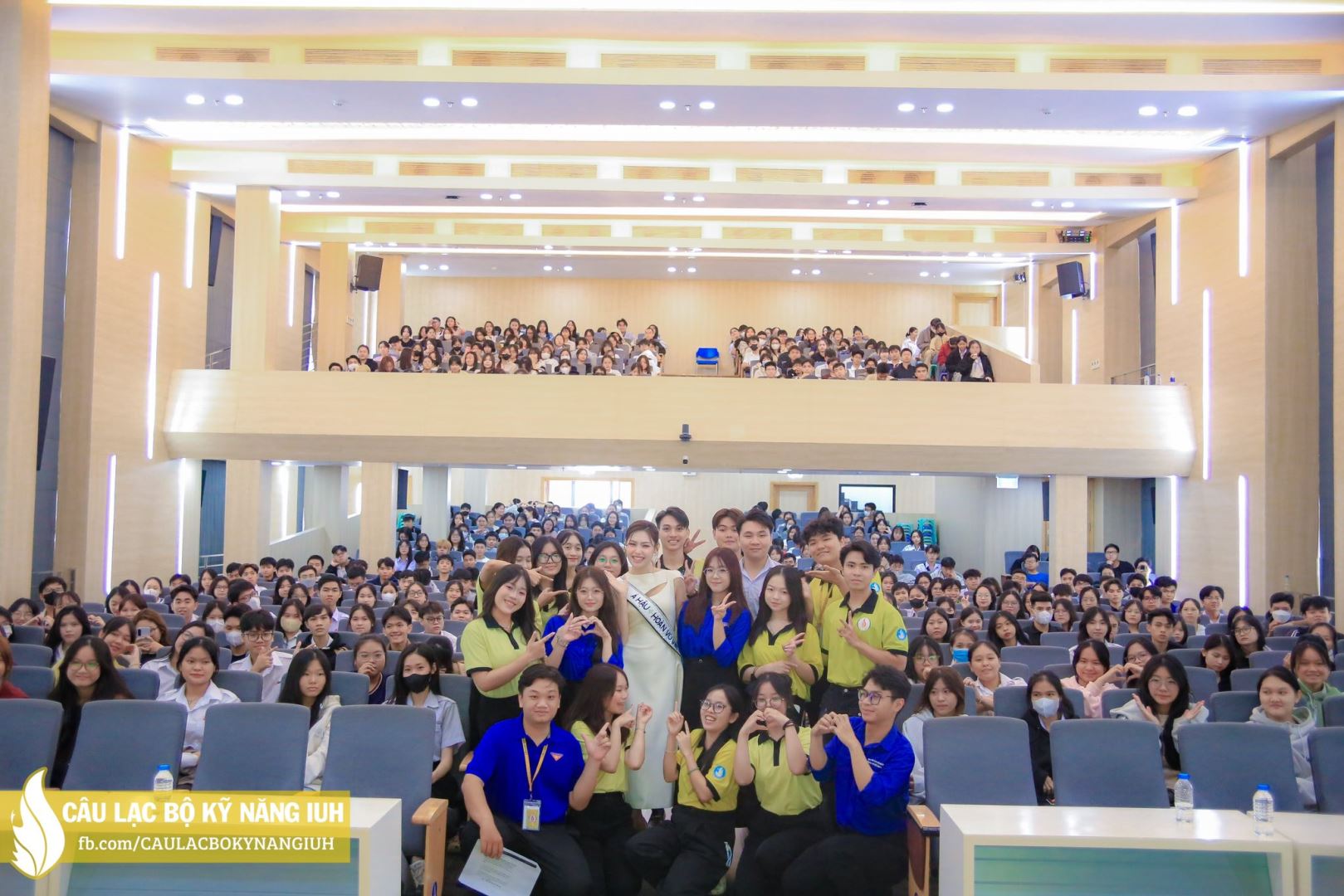 Á HẬU HOÀN VŨ VIỆT NAM 2025 ĐỖ CẨM LY XÚC ĐỘNG KHI HỘI NGỘ VỚI CÁC THẦY CÔ GIÁO CŨ TẠI MÁI TRƯỜNG NHÂN VĂN