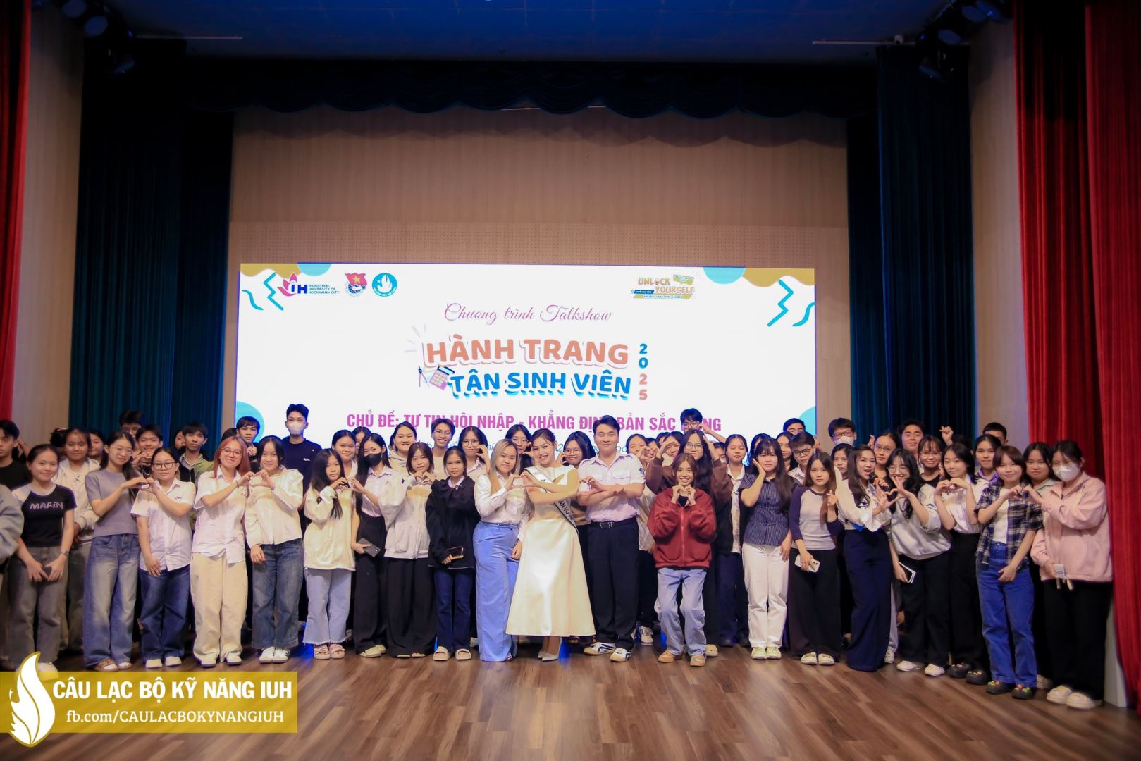 Á HẬU HOÀN VŨ VIỆT NAM 2025 ĐỖ CẨM LY XÚC ĐỘNG KHI HỘI NGỘ VỚI CÁC THẦY CÔ GIÁO CŨ TẠI MÁI TRƯỜNG NHÂN VĂN