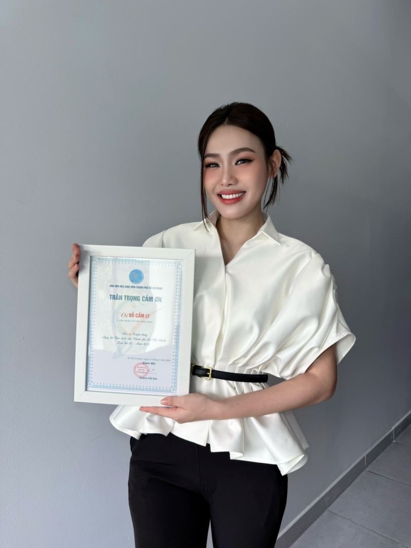 Á HẬU HOÀN VŨ VIỆT NAM 2025 ĐỖ CẨM LY XÚC ĐỘNG KHI HỘI NGỘ VỚI CÁC THẦY CÔ GIÁO CŨ TẠI MÁI TRƯỜNG NHÂN VĂN