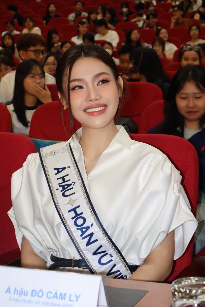 Á HẬU HOÀN VŨ VIỆT NAM 2025 ĐỖ CẨM LY XÚC ĐỘNG KHI HỘI NGỘ VỚI CÁC THẦY CÔ GIÁO CŨ TẠI MÁI TRƯỜNG NHÂN VĂN