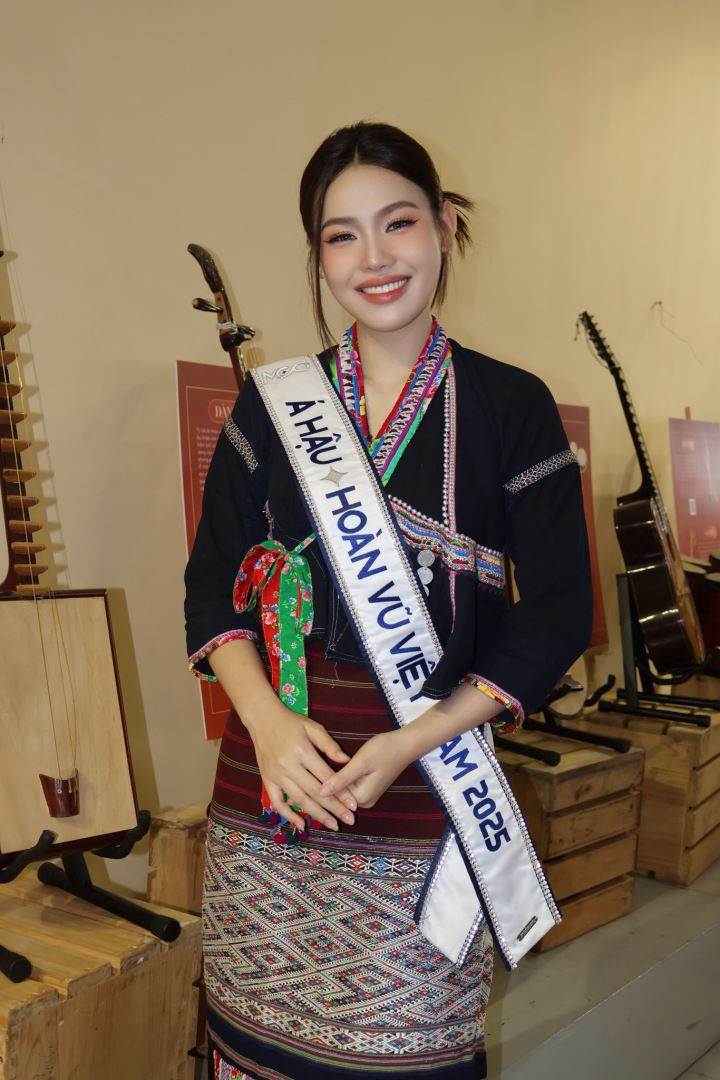 Á HẬU HOÀN VŨ VIỆT NAM 2025 ĐỖ CẨM LY XÚC ĐỘNG KHI HỘI NGỘ VỚI CÁC THẦY CÔ GIÁO CŨ TẠI MÁI TRƯỜNG NHÂN VĂN