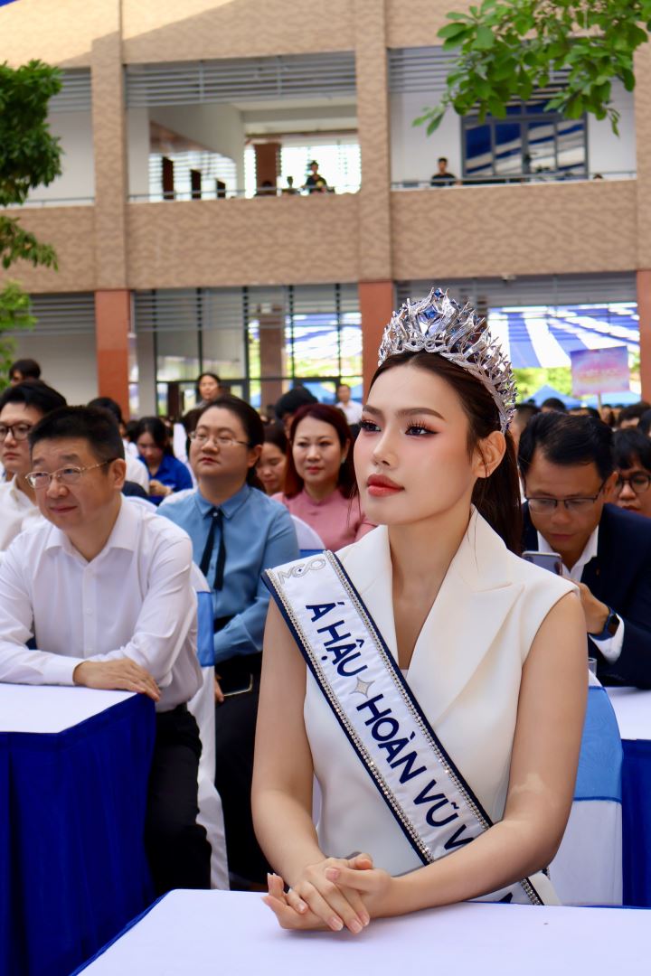 Á HẬU HOÀN VŨ VIỆT NAM 2025 ĐỖ CẨM LY XÚC ĐỘNG KHI HỘI NGỘ VỚI CÁC THẦY CÔ GIÁO CŨ TẠI MÁI TRƯỜNG NHÂN VĂN