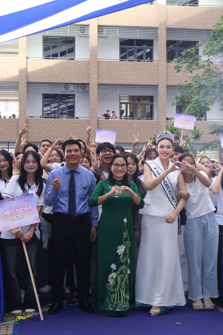 Á HẬU HOÀN VŨ VIỆT NAM 2025 ĐỖ CẨM LY XÚC ĐỘNG KHI HỘI NGỘ VỚI CÁC THẦY CÔ GIÁO CŨ TẠI MÁI TRƯỜNG NHÂN VĂN