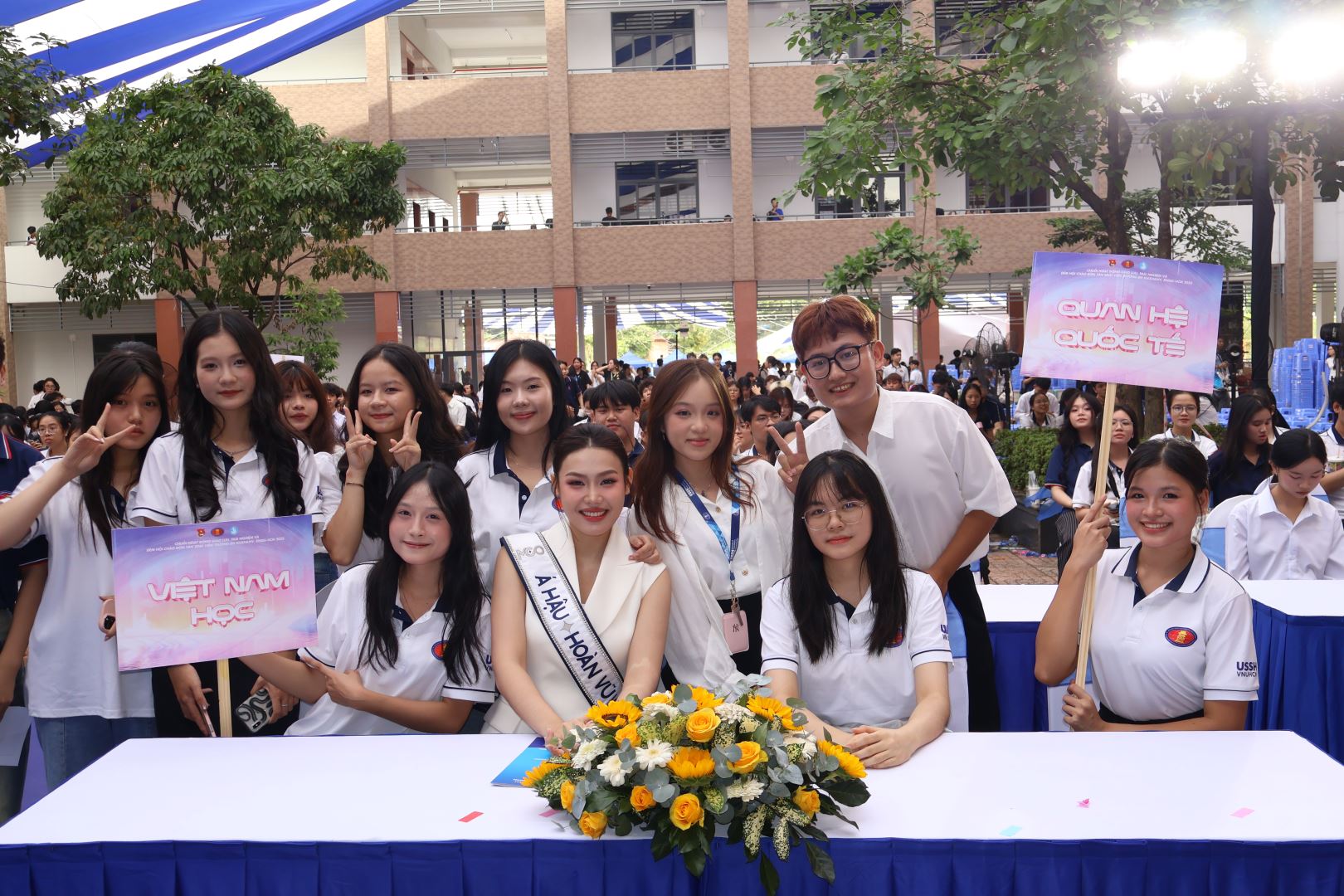 Á HẬU HOÀN VŨ VIỆT NAM 2025 ĐỖ CẨM LY XÚC ĐỘNG KHI HỘI NGỘ VỚI CÁC THẦY CÔ GIÁO CŨ TẠI MÁI TRƯỜNG NHÂN VĂN