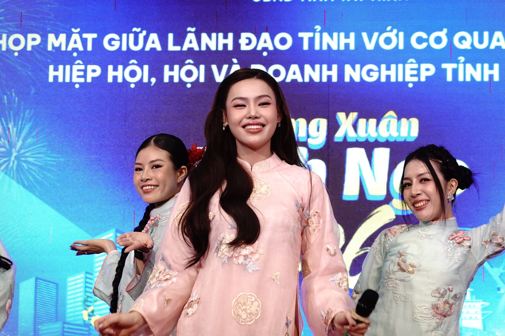 MỘT TUẦN HOẠT ĐỘNG NỔI BẬT: HOA HẬU, Á HẬU HOÀN VŨ VIỆT NAM VÀ MISS COSMO THAM GIA CÁC HOẠT ĐỘNG CỘNG ĐỒNG, LAN TỎA GIÁ TRỊ TÍCH CỰC ĐẾN VỚI XÃ HỘI