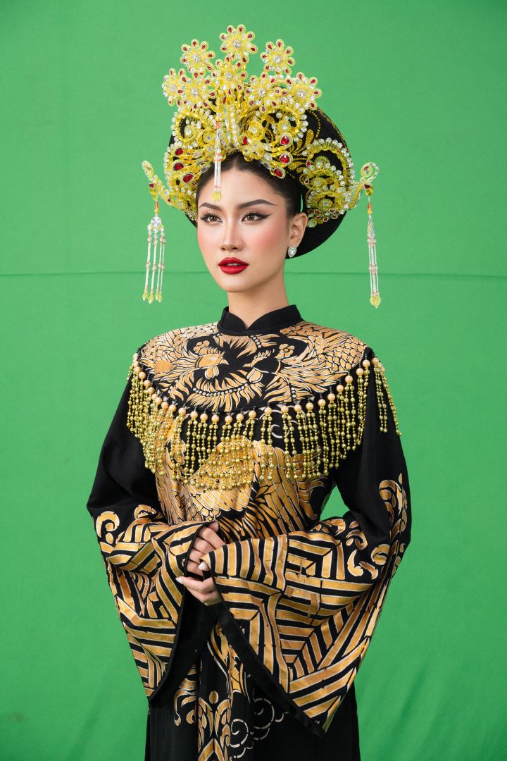 ​​HOA HẬU PHƯƠNG LINH ‘XUYÊN KHÔNG’ TRONG HÌNH HIỆU ROAD TO MISS COSMO 2025, HƯỚNG ĐẾN DẤU MỐC 100 NĂM QUỐC KHÁNH VIỆT NAM