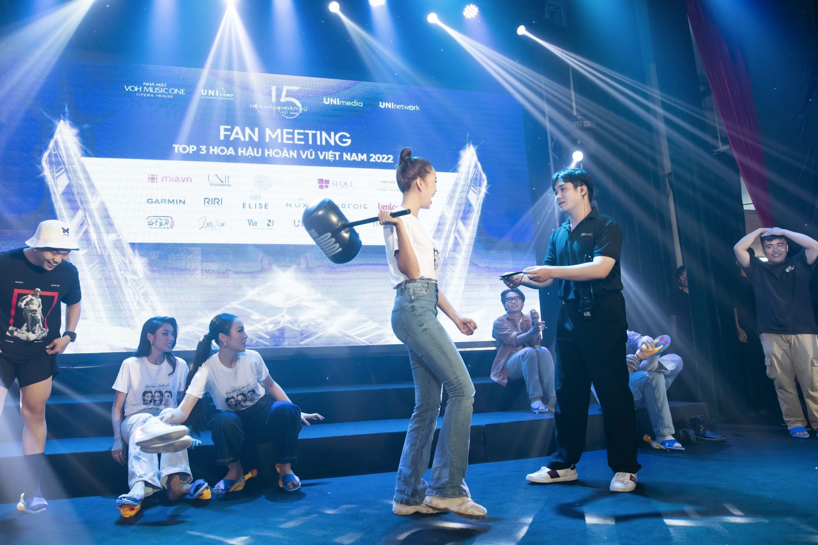 TOP 3 HOA HẬU HOÀN VŨ VIỆT NAM BẬT KHÓC TRONG FAN MEETING, BẬT MÍ NHIỀU ĐIỀU THÚ VỊ TRONG QUÁ TRÌNH DỰ THI