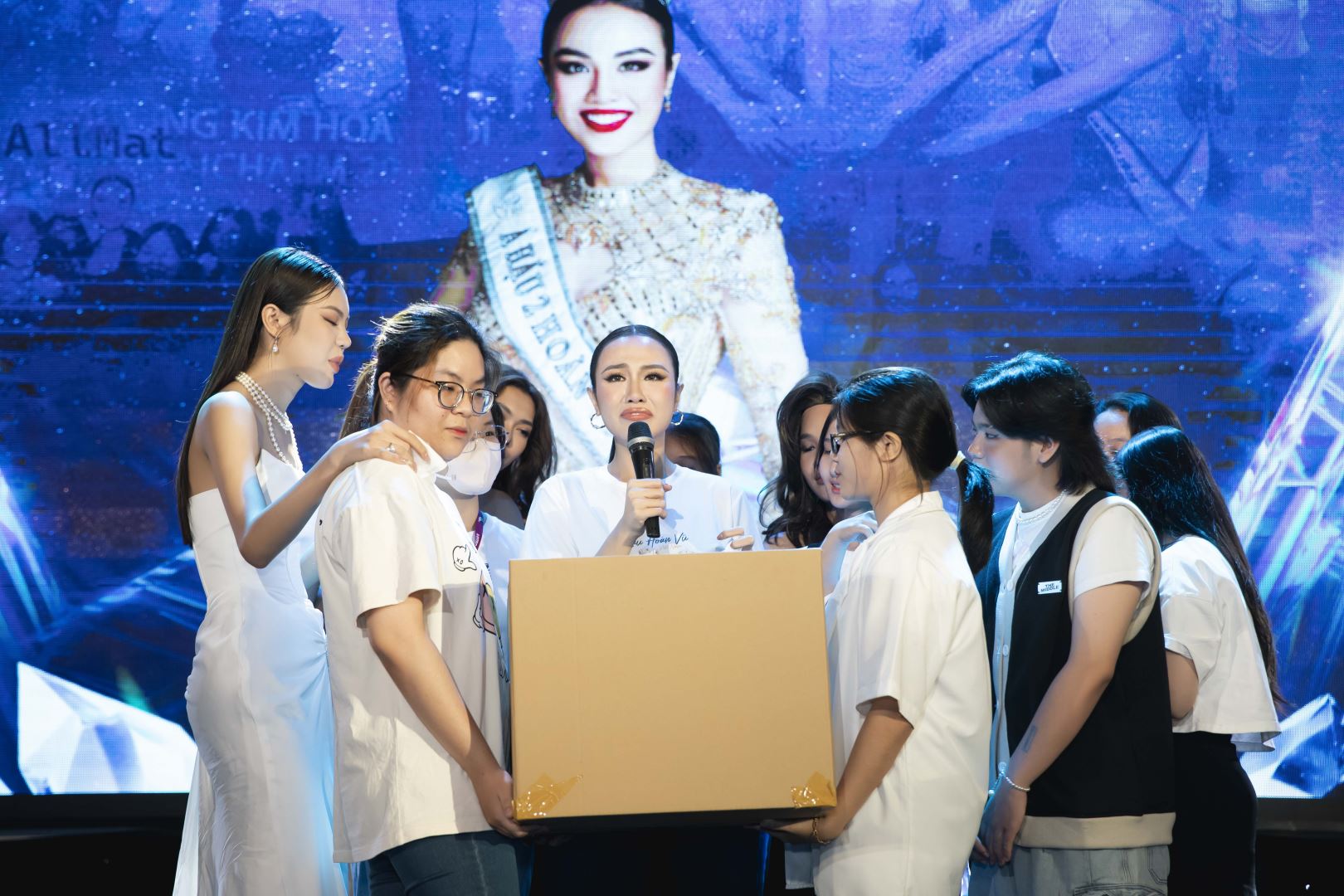 TOP 3 HOA HẬU HOÀN VŨ VIỆT NAM BẬT KHÓC TRONG FAN MEETING, BẬT MÍ NHIỀU ĐIỀU THÚ VỊ TRONG QUÁ TRÌNH DỰ THI