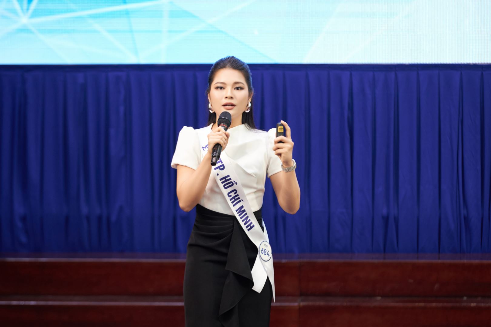 TOP 40 HOA HẬU HOÀN VŨ VIỆT NAM - MISS COSMO VIETNAM 2023 TỰ TIN THỂ HIỆN KHẢ NĂNG THUYẾT TRÌNH QUA PHẦN THI “NGƯỜI ĐẸP BẢN LĨNH”