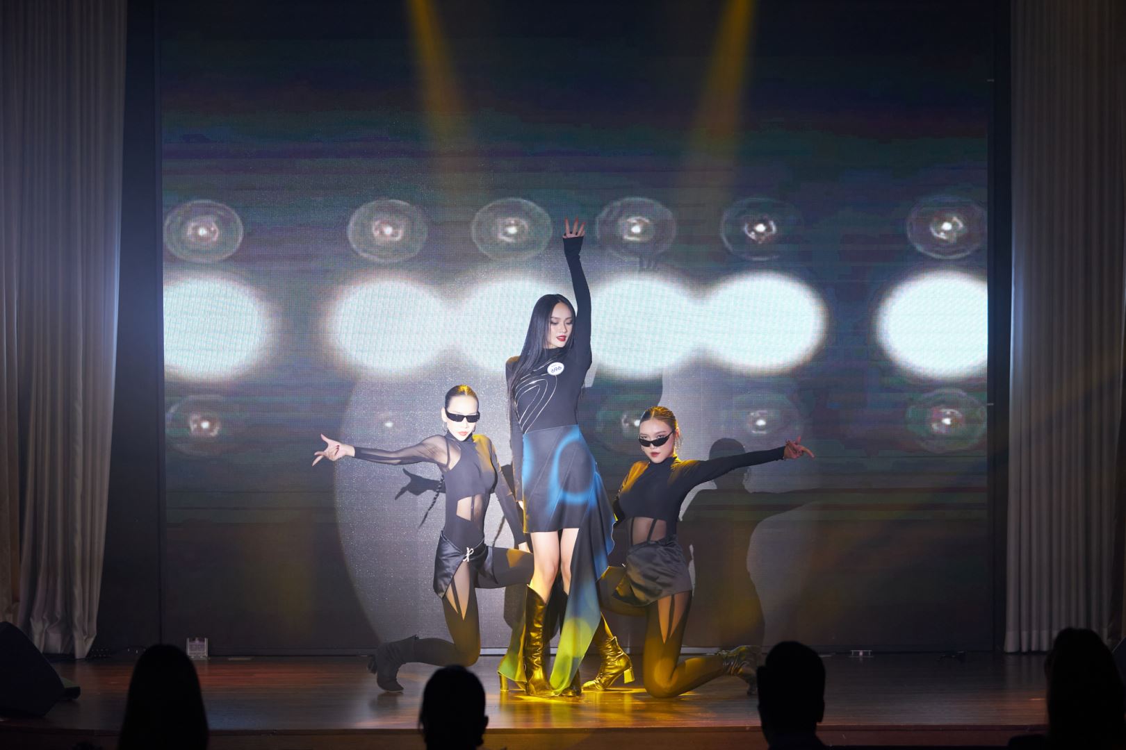 LỘ DIỆN TOP 10 NGƯỜI ĐẸP TÀI NĂNG CỦA HOA HẬU HOÀN VŨ VIỆT NAM - MISS COSMO VIETNAM 2023